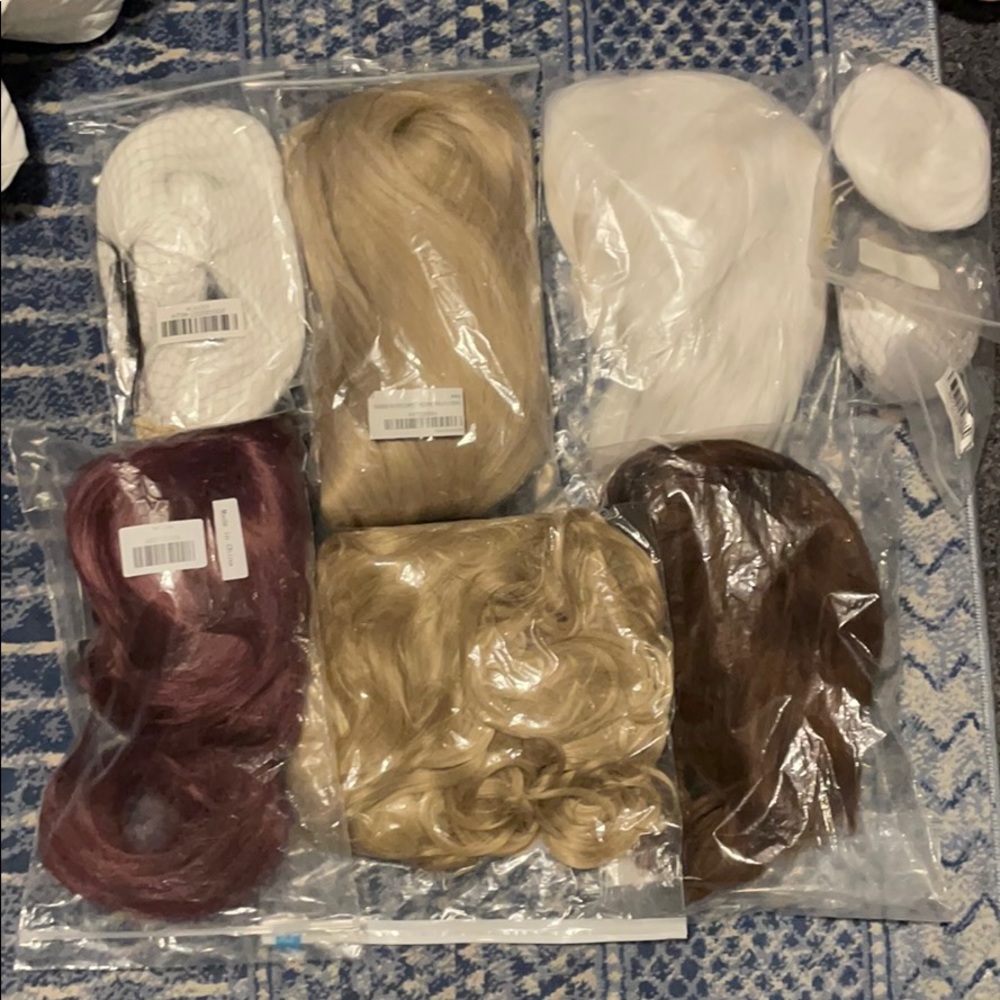 Lot of cosplay and arda wigs